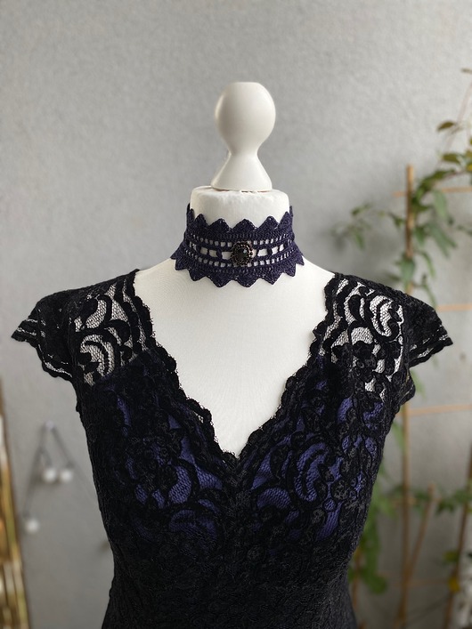 chokery Gotycki koronkowy granatowy choker z  kryształem