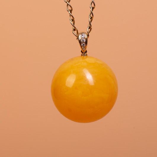 wisiory Wisiorek z bursztynu bałtyckiego kulka i złota zawieszka z diamentami