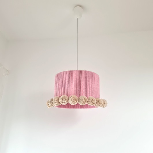 lampy do pokoju dziecka Różowa lampa sufitowa boho z beżowymi pomponami