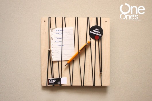 String Out! / board black