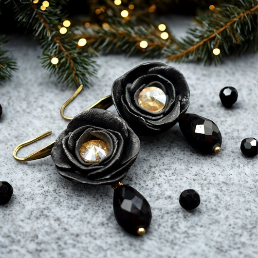 kolczyki z masy plastycznej Eleganckie kolczyki czarne kwiaty z kryształami