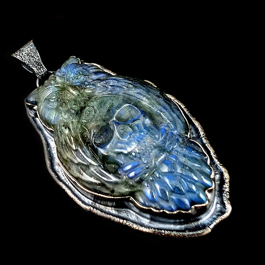 wisiory Skull & owl - rzeźbiony labradoryt