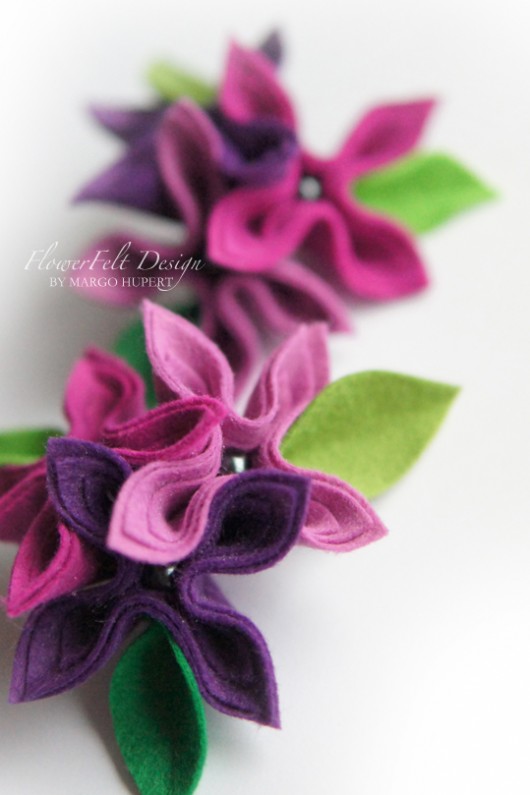 dwie broszki FlowerFelt Design