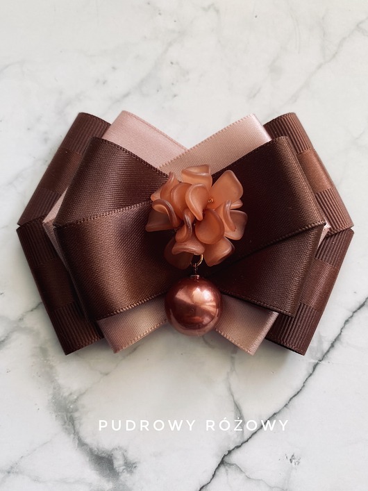 broszki Kolekcja Kwiatowa   Brosza z kwiatem i perłą w kolorze brązowym