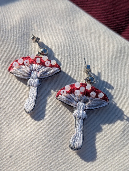 kolczyki - inne Unikatowe kolczyki muchomory - ręcznie haftowane