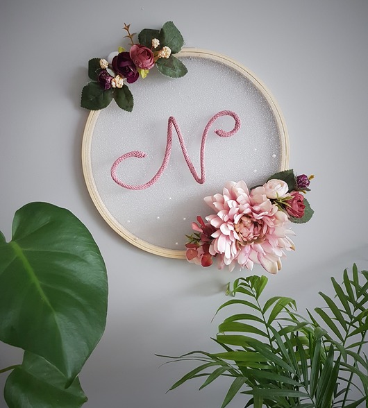 Dekoracja w stylu boho z literką. tulimy
