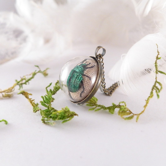 Naszyjnik haftowany TERRARIUM, zielony chrząszcz atelier by Olga