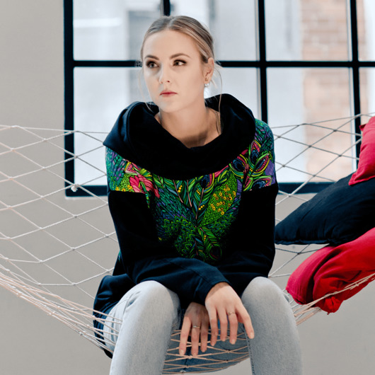 Peacock Print-black,bluza z komino-kapturem OKEE