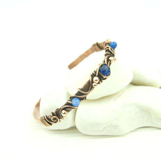 bransoletki wire wrapping Miedziana bransoleta mankietowa z lapis lazuli