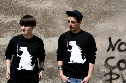 Czarna bluza godzilla z mieczem  nuuda