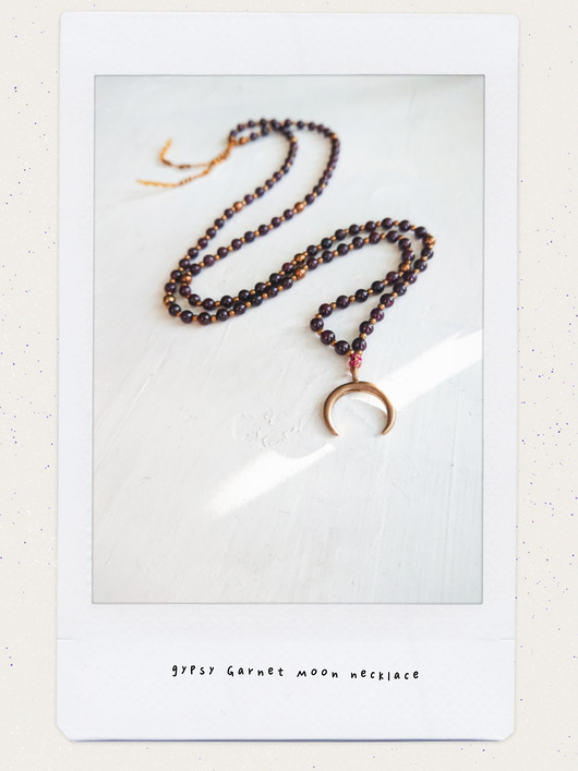 GYPSY MOON naszyjnik mala z Granatem * księżyc NOMAD ACCESSORIES