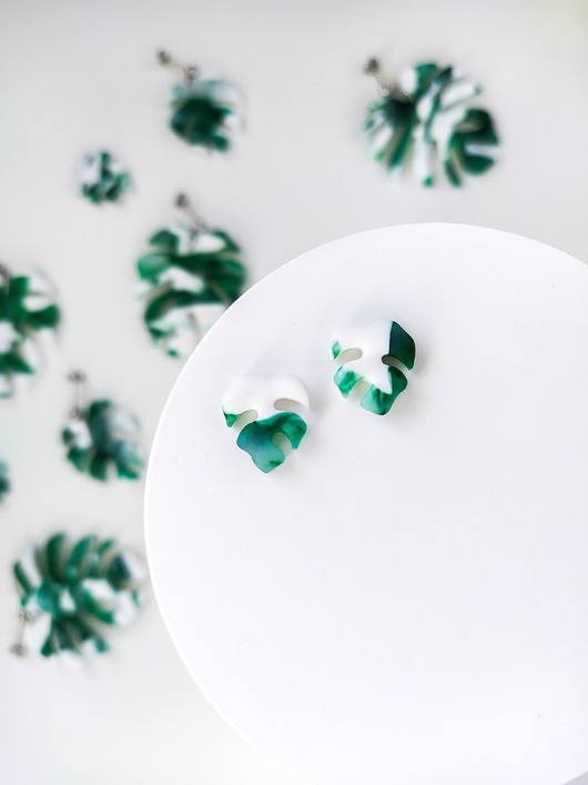 kolczyki z masy plastycznej Zielone matowe kolczyki monstera
