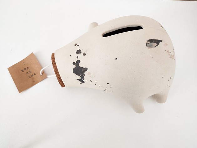 figurki i rzeźby Świnka Skarbonka PiggyB 2.0 w ciapki 2 kolory