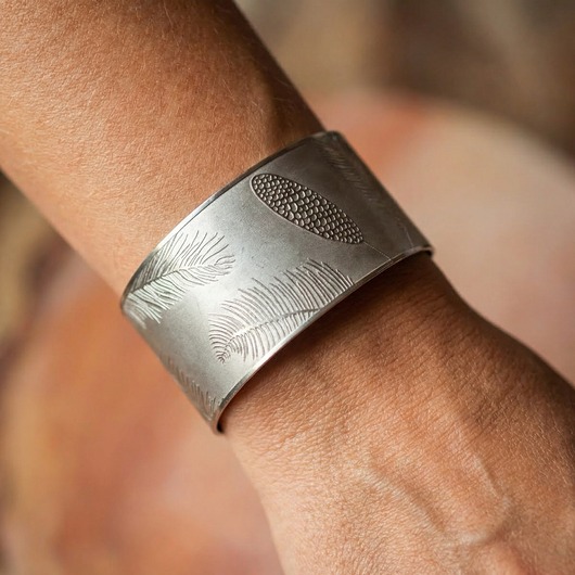 bransoletki srebrne Wytrawiana brasoleta z autorską grafiką