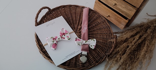 Chrzest - inne Zestaw prezentowy kokardka + zawieszka do smoczka (kolory, wzory, haft)