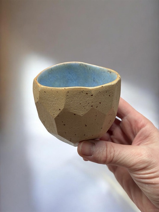 kubki i filiżanki Czarka na kawę herbatę , w stylu japandi, kolor beżowy z niebieskim