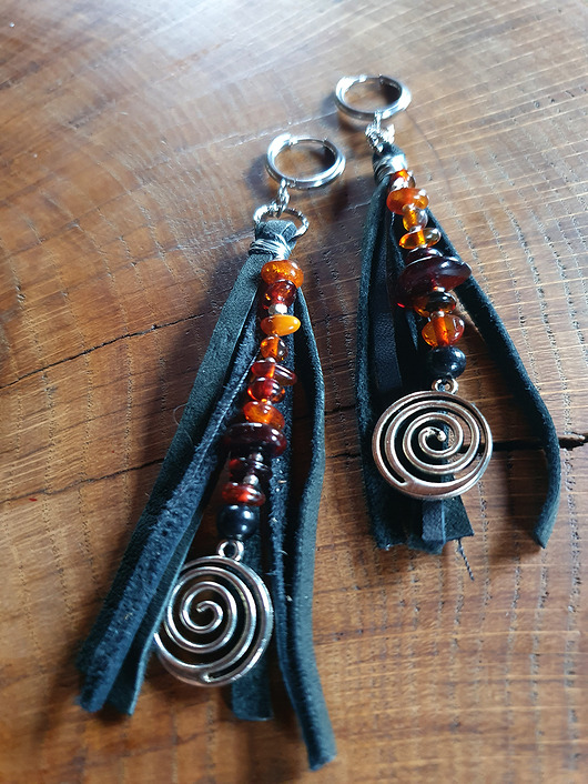 kolczyki z kamieniami Spiralne kolczyki z bursztynami