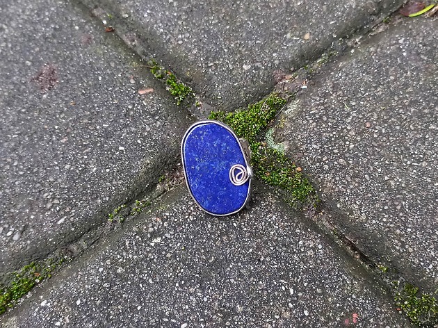 Lapis - pierścionek regulowany po drugiej stronie lustra