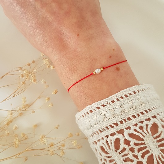 czerwona nitka z perłą LEI handmade 