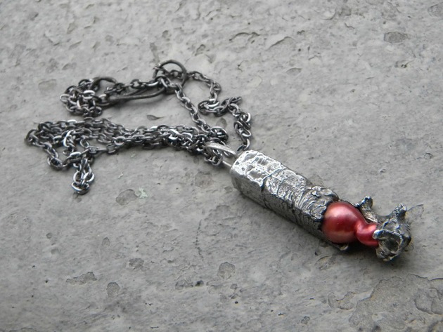 wisiory Kloc z  czerwoną perłą  - naszyjnik