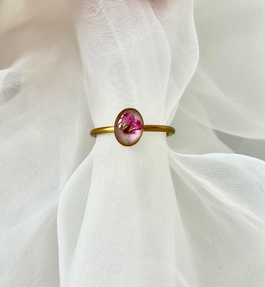 pierścionek z żywicy Pierścionek z zatopionym kwiatem