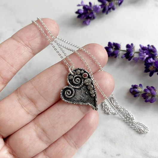 srebrne naszyjniki Młotkowane serduszko z bordową drobiną