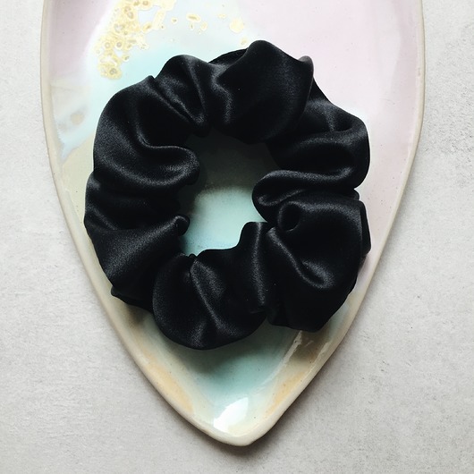 Noir Silk Scrunchie - jedwabna gumka Girlsband