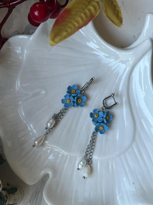kolczyki z masy plastycznej Ręcznie robione kolczyki z niebieskimi kwiatkami i perłami