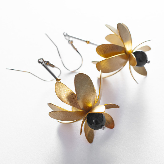 kolczyki srebrne Kolczyki srebrne - kwiaty z  onyksem i mosiądzem. [PrK2]