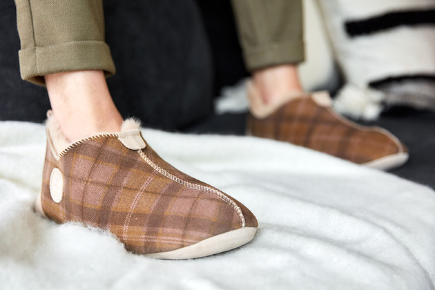 buty męskie Miękkie męskie kapcie z owczej skóry kratka