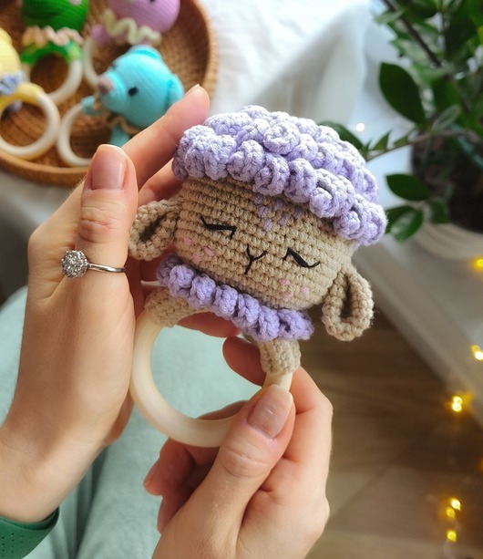 gryzaki i śliniaki dla dzieci Grzechotka owieczka, Gryzak na kółku dla niemowlaka, Prezent dla noworodka