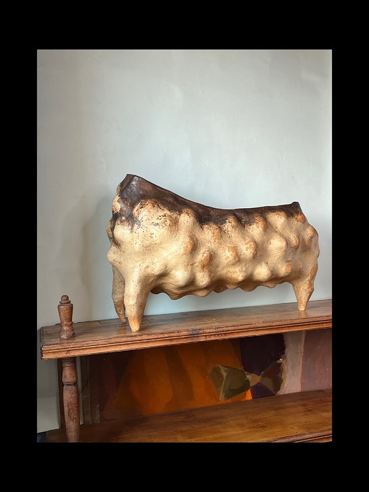 figurki i rzeźby Rzeźba ceramiczna - Grzbiet z nogami