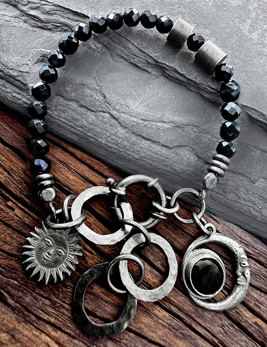 bransoletki srebrne Srebrna bransoletka z czarnym turmalinem oraz symbolem Słońca i Księżyca