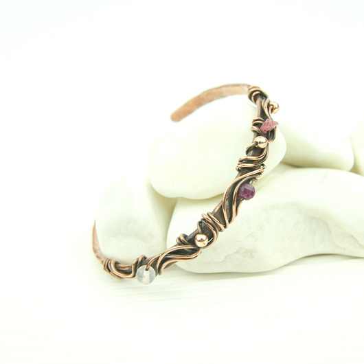 bransoletki wire wrapping Miedziana bransoleta mankietowa z rubinem
