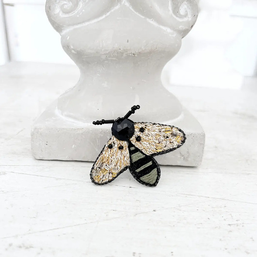 broszki Broszka ĆMA 3 ręcznie haftowana przypinka owady motyle