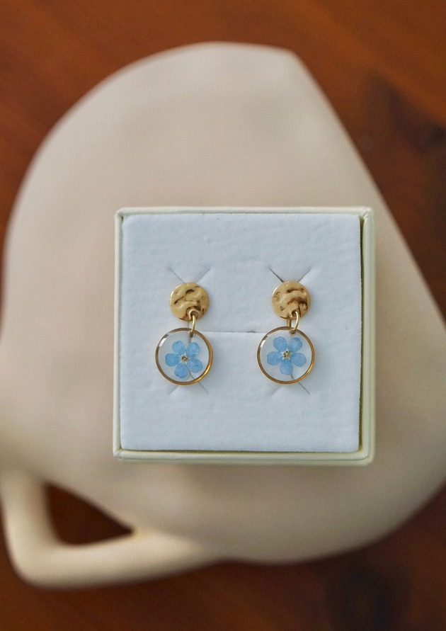 kolczyki z żywicy Kolczyki wiszące z niezapominajkami