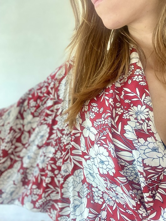 szlafroki damskie Szlafrok narzutka kimono w kontrastujący wzór kwiatowy