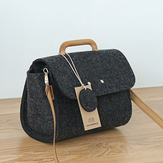 Mała grafitowa filcowa torebka FeltAndWood II felt label