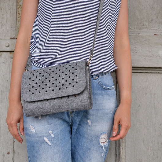 Mała szara filcowa torebka GraySmallDotsClutch felt label