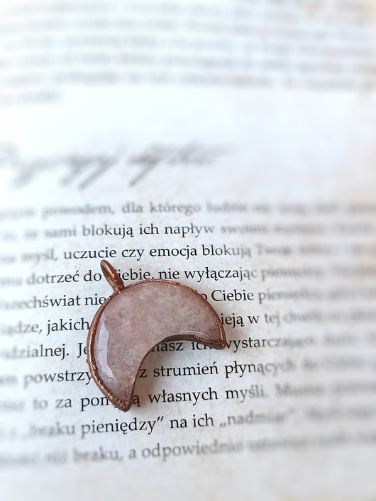 wisiory Kwarc różowy miedziany wisior księżyc - talizman miłości i harmonii