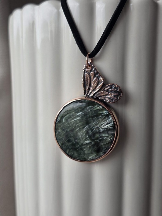 wisiory Naszyjnik z serafinitem i motylem