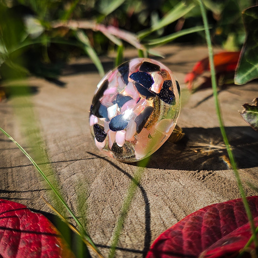 pierścionek z żywicy Pierścionek z mieszanką kamieni