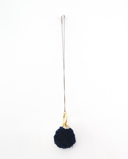 Pompom Necklace. Pojedyńczy na złotym kole. Roboty Ręczne