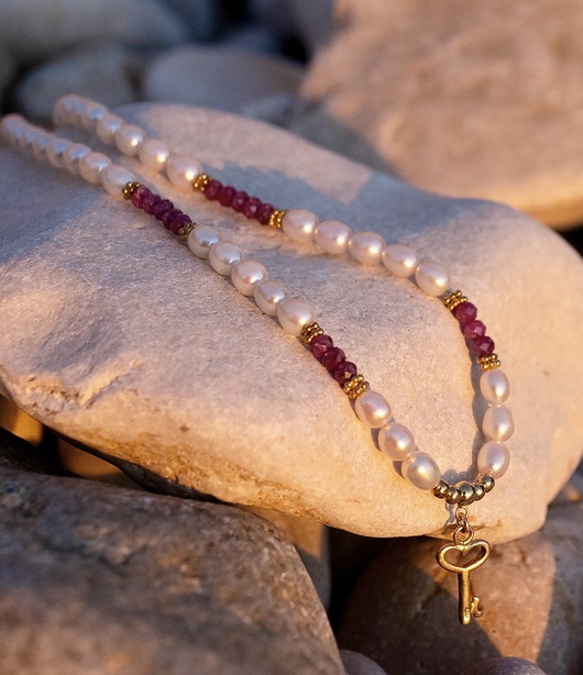 złote naszyjniki Perłowy sznur z rubinami i kluczykiem