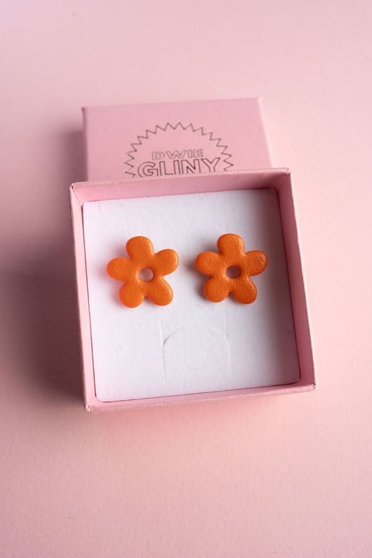 kolczyki z masy plastycznej Sztyfty kwiatki mini pomarańczowe