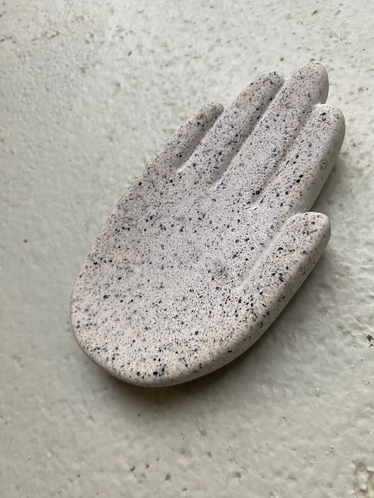 Podstawki pod kadzidełka Łapka matowa z kamyczkami