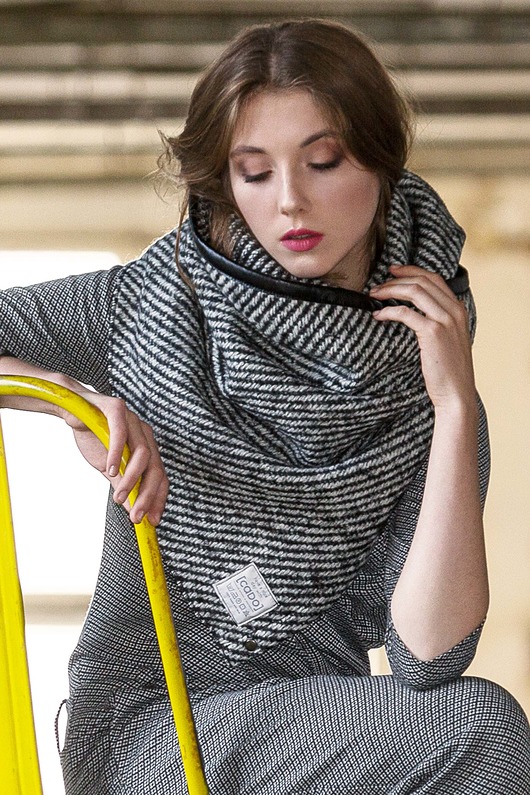 Zapinany Wełniany Szal Komin Czerń Biel Paski CADOaccessories