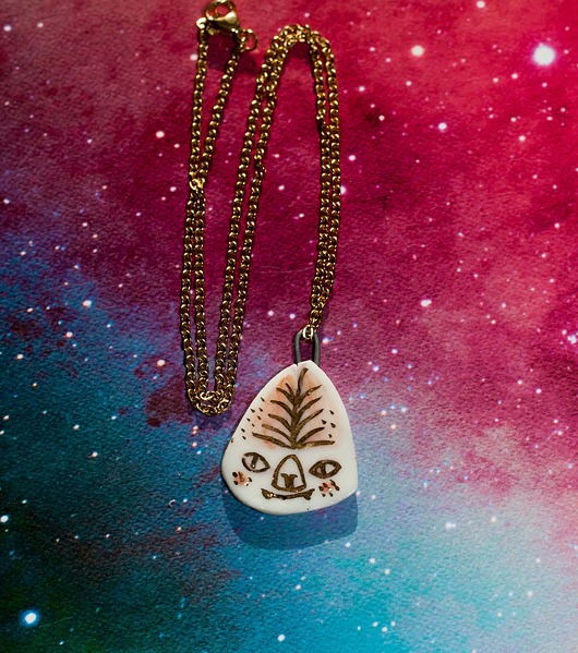 wisiorek biały nietoperz Head Made art