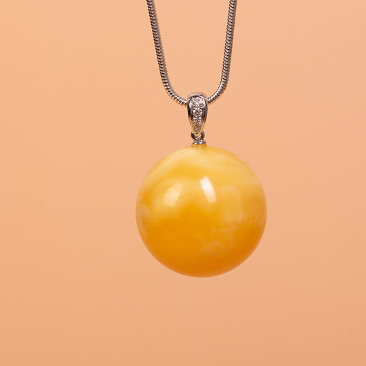 wisiory Kulka naturalny bursztyn bałtycki i białe złoto -  zawieszka z diamentami