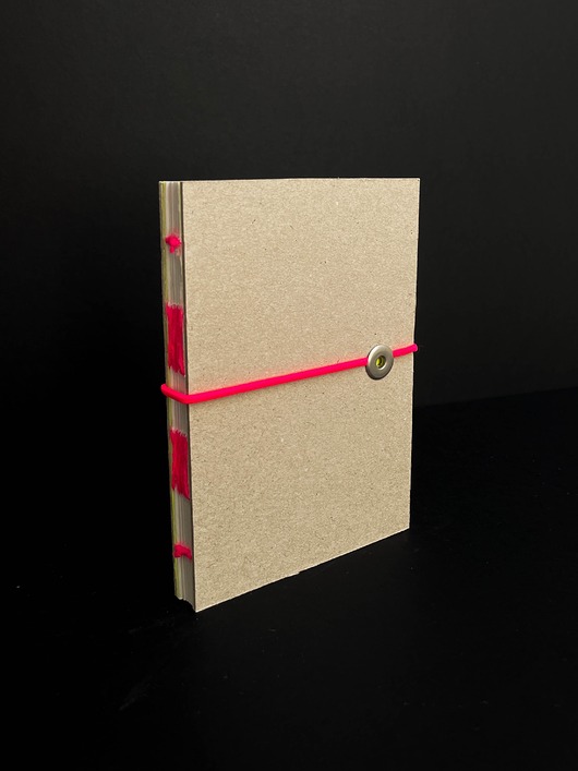 notatniki i albumy Notes gładki zamykany na gumkę Fluo Pink mini
